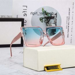 Gucchi GG Guccir Guccic Guccibelts Guccis 2024 Femmes des lunettes de soleil Design de soleil moderne Frames carrés élégants transparents Gradient rose bleu simplicité Hig Вы HX34