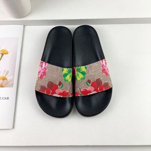 3--G Mannen Vrouwen Slippers Rubber Gedrukt Leren Sandalen Zomer Outdoor Strand Platte Hotel Badkamer Paar Schoenen Casual Riem Box Maat 35-45