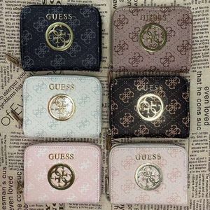 Les portefeuilles de créateurs Guessn sont en vente et les prix montent en flèche sur Internet. Portefeuille à fermeture éclair pour hommes et femmes, sac à monnaie imprimé court, carte zéro classique avec boîte Europe