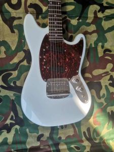 Guitar Light Blue Quality Mustang 6 Strings Electric Guitar Basswood Body Red Pickguard Glanzende afwerking Gratis levering