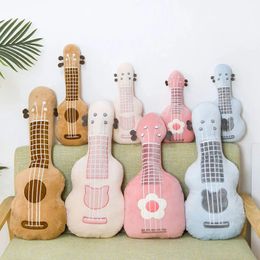 Guitar Oreiller en peluche Instrument de musique en peluche Ukulele Toy Kids Toys Giver Birthday pour l'enfant 240426