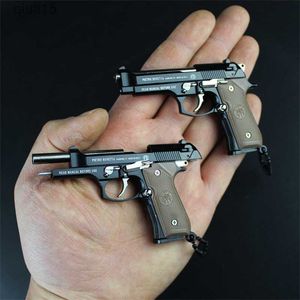 Gun Toys 1 3 Hoogwaardige metaalmodel Beretta 92F Keychain Toy Gun Miniature Alloy Pistol Collection Toy Gift Pendant T230515