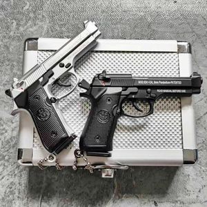 Gun Toys 1/3 Mini Colt 1911 Modèle de pistolet en alliage 92f Porte-clés G17 Pendentifs de collection de faux pistolets détachables avec boîte pour cadeau adulte T240314