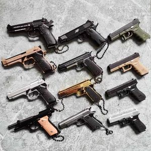 Gun Toys 1/3 Mini poignée en bois massif Colt 1911 modèle de pistolet en alliage 92f porte-clés détachable fausse collection de pistolet pendentifs pour cadeau adulte T240309