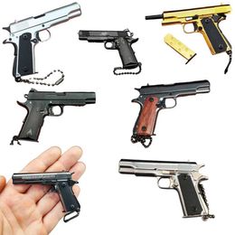 Toys de pistolet 1 3 étalon 1911 Mini PUBG Metal Gun pour jouet décoration Toy Modèle Alloy Gun Gun Keychain 240307