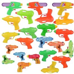 Gunspeelgoed 24 stks Water Guns Shooter Toy Summer Swimming Pool Toy Beach Past Gunsten zomerspeelgoed voor kinderen kinderen willekeurige kleur en stijl 220905