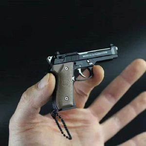 Jouets d'armes Alloy G17 Forme de pistolet Keychain Mini Metal PUBG M92F 92F Eagle Desert Modèle de pistolet portable DÉSERT EAGLE CONDIONS BOIS T240428