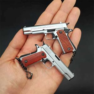 Gun Toys Gun Toys 1 3 manche en bois massif 1911 porte-clés jouet en métal modèle pistolet miniature en alliage pistolet collection jouet pendentif pour cadeau 2400308
