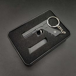 Pistoolspeelgoed Heet draagbaar speelgoedpistool Model Sleutelhanger Legering Empire Glock G17 Pistoolvorm Mini Metalen omhulsel Uitwerpen Gratis montage met doos