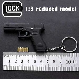 Jouets de pistolet Matériau en métal 1 3 17 Pistolet jouet pistolet modèle miniature keychain entièrement en métal jetant des garçons en alliage cadeau d'anniversaire préféré T240428