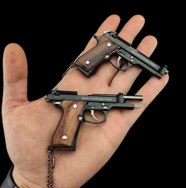 Material de pistola Material de metal Pistola Miniatura Modelo 1 3 Beretta 92f Mango de madera Cabriminación El colgante no puede disparar Birthday GI8791269