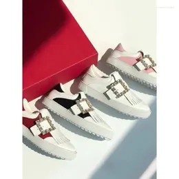 Vêtements de gym réel en cuir sportif décontracté chaussures blanches Chaussures féminines 2024 Éléments de golf de boucle carrée couleur de couleur