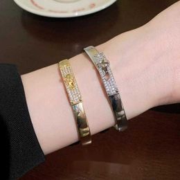 H Bracelet Real Gold Gold Electroplated Zircon Titanium Steel Buckle avec un sens de conception à la mode et personnalisé Small and Luxury Charm Forft For Women