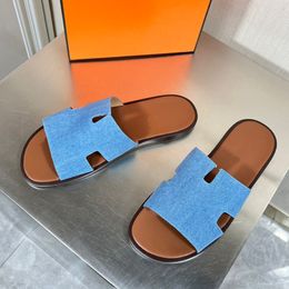 H Dermis Izmir Denim Slippers Sandal Sole Mens Beach Denim Sandals Luxury Fashion Designer Calfskin Pantoutes intérieures Chaussures plates emblématiques Sandales découpées