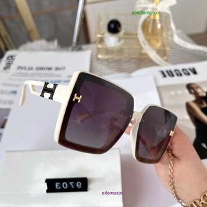 H Lunettes de soleil de créateurs de Sun UVS de créateurs 2024 Nouvelle lettre h carré UVofroofofof pour femmes Fashion Fashion Advanced Sense Volyme avec Boîte-cadeau