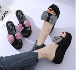 Sandales de créateurs Sandales de marque plates plates d'été, chaussures de plage pour femmes en cuir décontracté, tailles d'origine 35-42