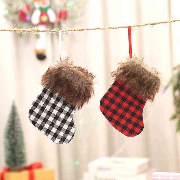 H056 bas de noël en peluche à carreaux chaussettes cadeau sac de bonbons pour enfants cheminée arbre suspendu famille vacances décor à la maison