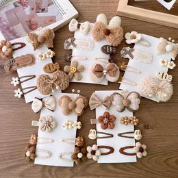 Accessoires pour cheveux 8pcs / set automne hiver beige peluche tissu papillon fleur arc poisson snap clips pour fille mignon doux bébé épingle à cheveux barrettes