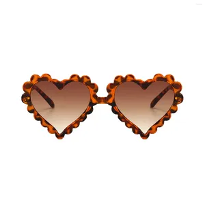 Accessoires pour cheveux Ewodos 1-9 ans Kid Girl Fashion Lunettes de soleil légères Cadre en forme de coeur Lunettes de protection solaire Enfant en plein air Plage