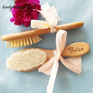 Brosses à cheveux Nom personnalisé Laine naturelle Brosse en bois Peigne né Brosse à cheveux Infant Masseur de tête Portable Bébé Peigne Cheveux Bain Brosse Peigne Cadeau 230701