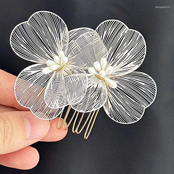 Clips de cabello 1 PC Surface de línea hueca Circuario 3D Flower Exquisito Luxury Burquera Vintage Accesorios nupciales Joyas hechas a mano de boda