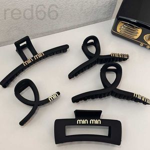 Clips de cabello Barrettes Diseñador Negro Gran rizado Cadena de cabello para mujeres, ropa de cabeza roja neta, retroceso de cabeza femenina, accesorios de tiburones x1tm