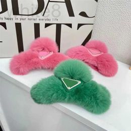 Haarclips Bronrettes Designer Fluffy Designer Women Luxurys Hairp Fuzzy letters Klauw Clip Furry Winter Warm Pin Designers Girl Hairclips Sieraden Zeer mooi 2R5Y