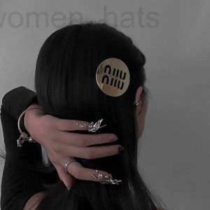 Pinces à cheveux Barrettes designer Pince à ressort en alliage de lettre évidée de haute qualité, blogueur populaire avec une sensation haut de gamme, pince à frange latérale à la mode pour les femmes XMN3