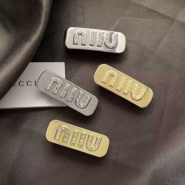 Pinzas para el cabello Barrettes diseñador Nuevo Mujia clip de resorte con letras de metal con clip de flequillo lateral accesorio para el cabello con borde de alta gama AWQ0