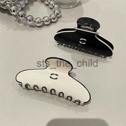 Pinces à cheveux Barrettes Designer de luxe Bijoux Marque Lettre Noir Blanc Pinces à cheveux Tempérament élégant Shark Hair Clip Hairpin x0913