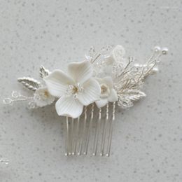 Pinces à cheveux magnifique cristal perlé à la main en céramique fleur peigne couleur or feuille accessoires de mariage de mariée