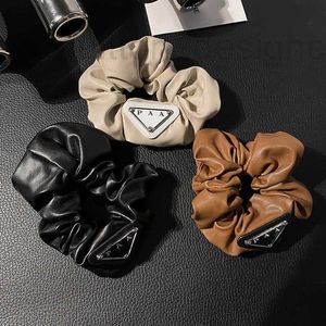 Bandas de goma para el cabello Marca de diseñador Lujo Nuevo Encanto de cuero Cuerda Otoño Niñas Estilo lindo Diseño de regalo negro para mujeres Joyería romántica DSLU