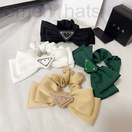 Bandes de caoutchouc de cheveux Designer Luxe Bow Hairband Youmg Style Femmes Charme Printemps Nouveau Quotidien Voyage Bijoux Noir Blanc Boutique Bandeaux FITO