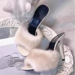 Harige sandalen sexy faux hoge hak slippers witte zwarte bont puntige teen zomer slip op deksels kleding schoenen c002 s