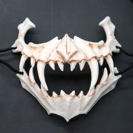 Mezza maschera animale Denti lunghi Demone Samurai Maschera di osso bianco Tengu Drago Yaksa Tigre Maschera di resina Cosplay T200509273k