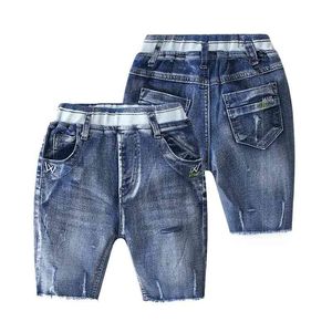 Pantalones de media longitud Moda de verano 2-8 10 años Deportes para niños pequeños 5 Capris Baby Boy Agujero de pantorrilla Jeans de mezclilla 210529