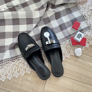 Halve pantoffels leer vintage muilezelschoenen nieuwe designer sandalen metalen lettergesp luxe merk platte outdoor klassieke fluwelen borduurlijn