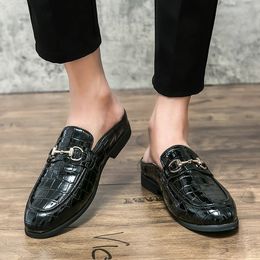 Demi-été pour hommes en cuir masculin pour fête des chaussures de créateurs décontractées modes de mode pantoufles noires 2 41
