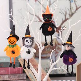 Decoraciones de Halloween, calabazas de peluche, figuritas de brujas, pequeños colgantes, escenas de fiestas festivas, atmósfera y accesorios.