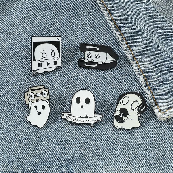 Halloween Ghost Brooch Migne Anime Movies Games Épingles en émail dur collectionne le métro de métat de la bande de dessin met