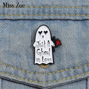 Halloween Ghost Emaille Pins Custom Gewoon Een Ghoul In Liefde Broches Revers Badges Gothic Grappige Sieraden Cadeau Voor Kinderen Vrienden