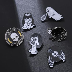 Halloween Skull Punk Brooch Cute Anime Movies Games Épingles en émail collectif Collectez Metal Cartoon Brooch Backpack Hat Sac Sac Badges de revers