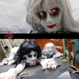Jouets d'Halloween Poupée fantôme rampante Décoration d'Halloween Jouet électrique Effrayant Zombie féminin avec son Yeux brillants Accessoires de fête de maison hantée 231016