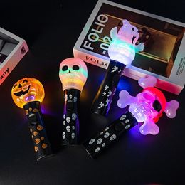 Halloween Jouets Handheld Light Up Baguette Adultes Enfants Cosplay Props Mignon Fantôme Pirate Crâne Citrouille Clignotant Bâtons Décoration De Fête 230919