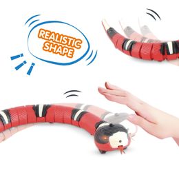 Halloween Toys Tricky Electric Smart Sensor gesimuleerde Coral Snake Funny Cat Pet Toy Crawl Charge Fall Resistance Novelty 230815