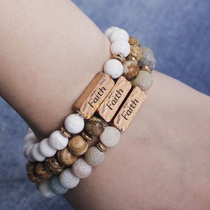 Pulsera de barra martillada grabada 