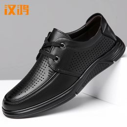 Chaussures en cuir Han Hong Mens authentique l'été creux Houeste respirant doux antidérapant papa décontracté 240417