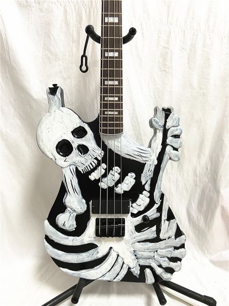 Guitare basse électrique Skull 4 cordes sculptée à la main avec micros fermés gravés Matériel noir