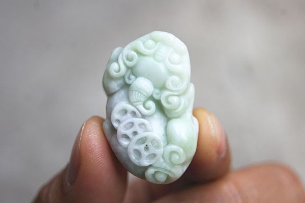 Sculpté à la main - champ bleu naturel mouche blanche violet vert jade pepe, l'argent est un animal sauvage. Amulette - pendentif.