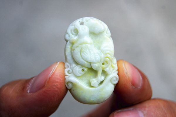 Sculpté à la main - Singe du zodiaque jade vert jaune, mouche blanche naturelle, coq. Amulette - pendentif.
